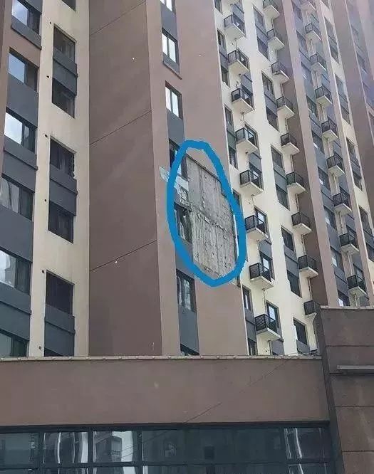 步步驚心！呼和浩特東街萬達廣場外墻保溫層脫落傷人