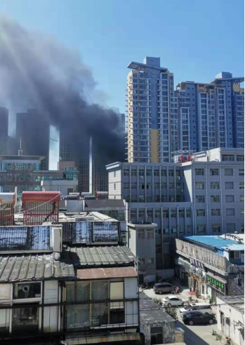 突發(fā)！泰安中南工地一個月內(nèi)兩度著火，工人電焊作業(yè)引燃保溫板