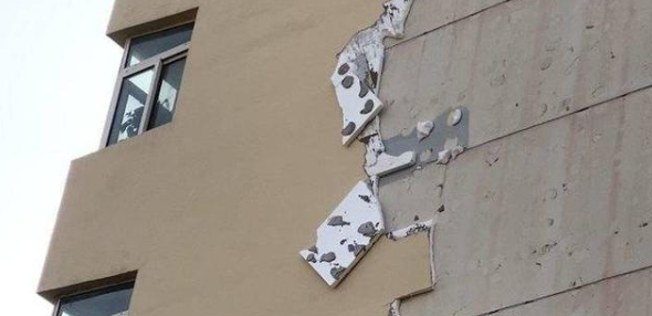 小區(qū)外墻保溫層脫落，危及居民安全