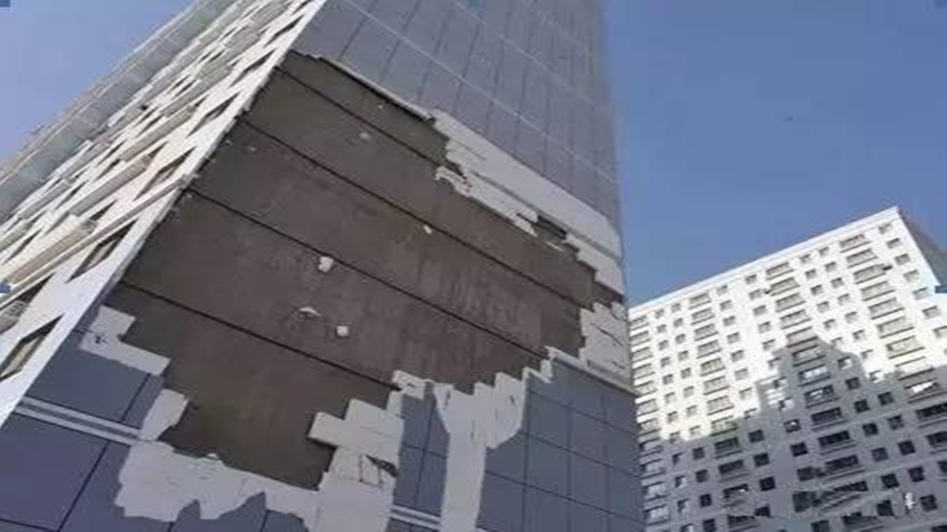 在保溫板失火引起重視之前，它的最大問題其實是“脫落”
