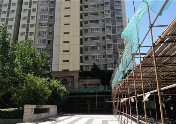 外墻保溫層頻頻脫落，為何維修工作卻遲遲無進展