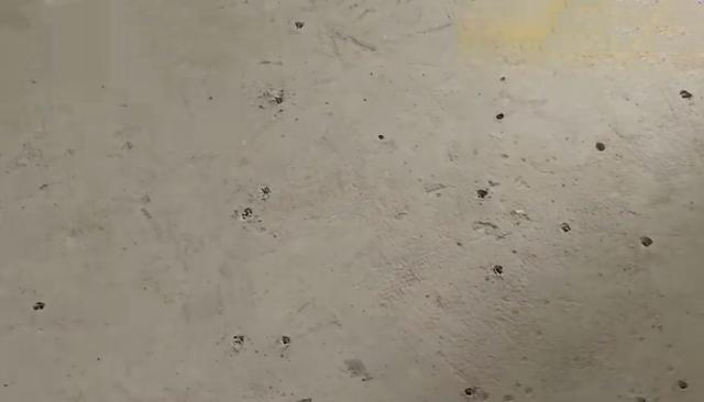 驗房時高跟鞋跟直接插入地面，開發(fā)商：是保溫材料越松軟越好。？？？